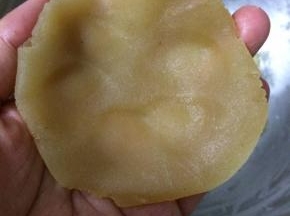 取一些莲蓉，按成饼状