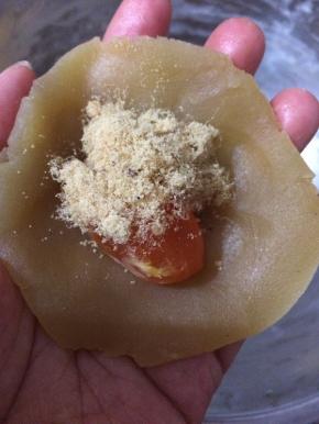 然后加上蛋黄和肉松，总体量为44克