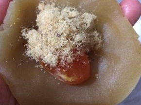 然后加上蛋黄和肉松，总体量为44克