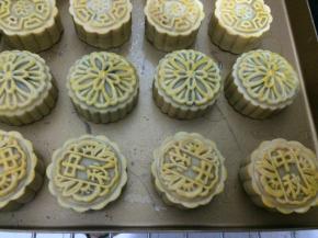 先烤箱预热至170度，约5分钟 将月饼胚上喷上清水，进烤箱烤5分钟定型