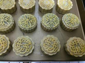 先烤箱预热至170度，约5分钟 将月饼胚上喷上清水，进烤箱烤5分钟定型