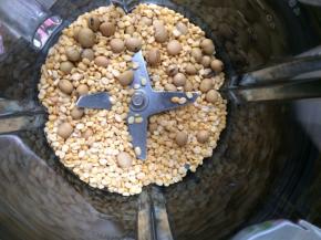 将黄豆和去皮绿豆放进破壁机杯里