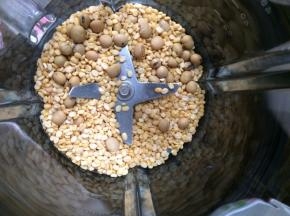 将黄豆和去皮绿豆放进破壁机杯里