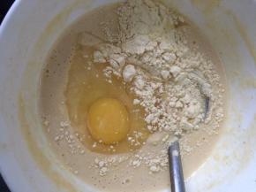 将面粉、黄豆粉、绿豆粉、清水、鸡蛋放进碗里