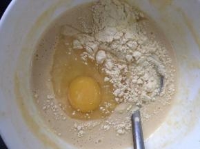 将面粉、黄豆粉、绿豆粉、清水、鸡蛋放进碗里