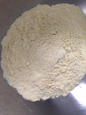 磨好的粉需要过筛一下，更细腻一些