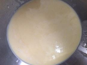 拌成无颗粒的面糊 然后再过筛一下，静止十五分钟