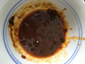 将甜面酱和老干妈辣酱加冷开水兑换均匀