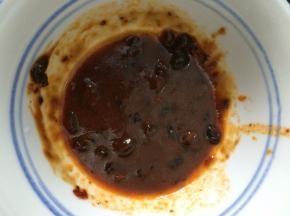 将甜面酱和老干妈辣酱加冷开水兑换均匀