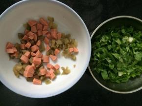 将香肠、榨菜、香葱、香菜切碎