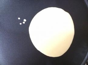 将三勺面糊倒进薄饼机里