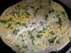 等饼凝固后撒上香菜、香葱