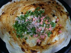 再加入香肠、榨菜、香葱、香菜碎和虾皮