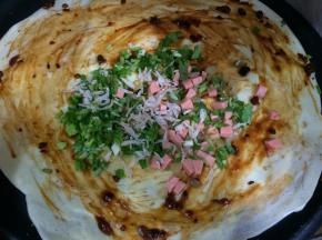再加入香肠、榨菜、香葱、香菜碎和虾皮