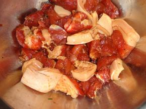 再其实就是腌好五花肉，同样要加入生抽、老抽、糖、味精、白酒拌均匀，并静放一个小时。取出咸蛋黄加入适量的白酒去腥。