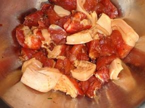 再其实就是腌好五花肉，同样要加入生抽、老抽、糖、味精、白酒拌均匀，并静放一个小时。取出咸蛋黄加入适量的白酒去腥。