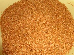 其实是要把糯米在水里浸泡半天以上，然后加入生抽、老抽、糖、味精、白酒拌均匀，并静放一个小时。