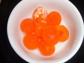 把咸蛋黄取出，用料酒浸一下