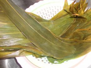 首先要准备好粽子叶，很多人认为粽子叶越绿越艳越好，其实不然，越绿越艳的粽叶有可能是用颜料染成的，正常的粽叶应该是黄绿色略显陈旧；正常的粽叶包出的粽子有一种粽叶的香味而不是其他的怪味；如果煮完粽子之后，水是淡黄色，那说明这粽叶没问题，否则，那粽子还是不要吃了。