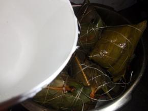建议用高压锅来煮，水要足够多，没过粽子，压20分钟左右，保压20分钟后取出