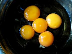 分蛋，将蛋黄分在水油盆里