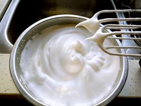 蛋白分3次加入50克白糖打发至湿性发泡