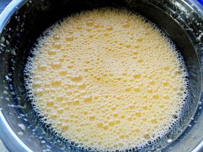 将蛋黄和水油混合液搅打乳化