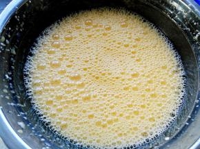 将蛋黄和水油混合液搅打乳化