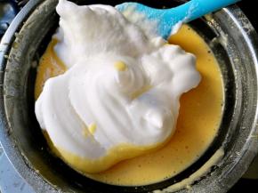 将三分之一蛋白霜加入蛋黄液，混合均匀