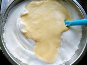 将混合好的蛋糕糊倒回蛋白盆中