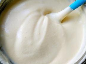 用刮刀翻拌均匀