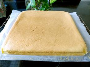 移到烤网上，.撕去周围油纸冷却