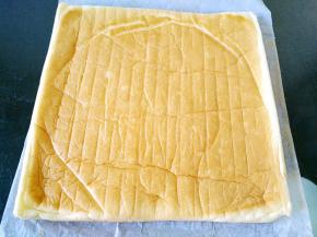 稍凉将蛋糕倒扣在一张油纸上