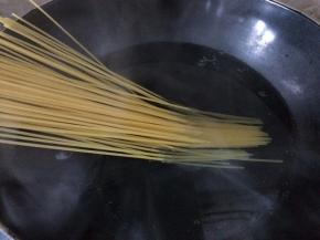 把水煮开，加入适量的盐和食用油，加入面条