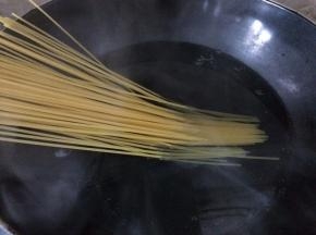 把水煮开，加入适量的盐和食用油，加入面条