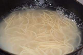 先大火煮开，然后转中火煮十五分钟左右，取出沥干待用，我看别人写了煮8分钟，但是我每次需要15分钟左右才能无硬芯