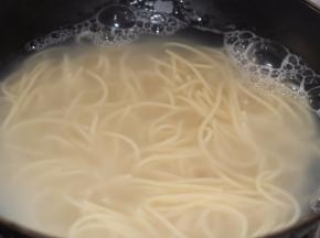 先大火煮开，然后转中火煮十五分钟左右，取出沥干待用，我看别人写了煮8分钟，但是我每次需要15分钟左右才能无硬芯