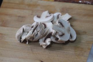 将蘑菇洗干净，切片待用