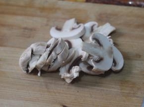 将蘑菇洗干净，切片待用