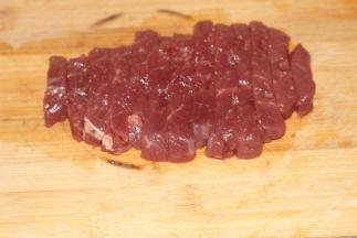 牛排解冻后切成宽条