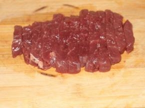 牛排解冻后切成宽条