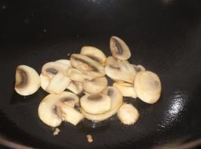 黄油入锅，加入蘑菇翻炒一下