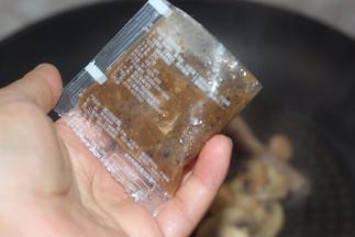 加入牛排配套的黑胡椒汁