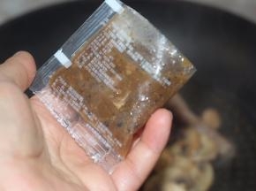 加入牛排配套的黑胡椒汁