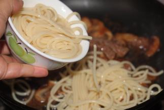 加入煮好的意面