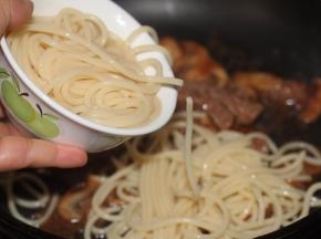 加入煮好的意面