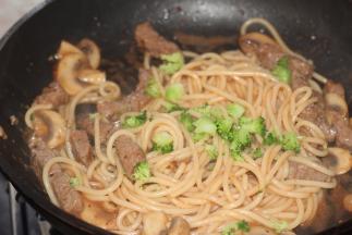 然后撒入西兰花碎即可起锅啦