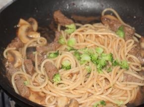然后撒入西兰花碎即可起锅啦