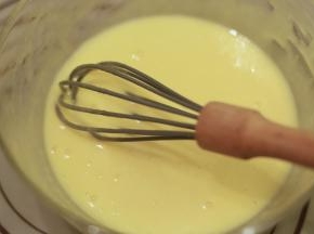 打发至蛋黄液成乳白色