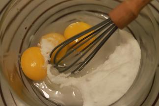 往蛋黄盆内倒入水和砂糖